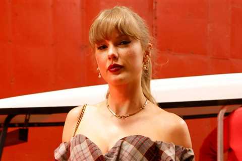 Taylor Swift Re-Creates Game-Day Photo With Pregnant Brittany Mahomes: ‘Same Girls, New Bump’