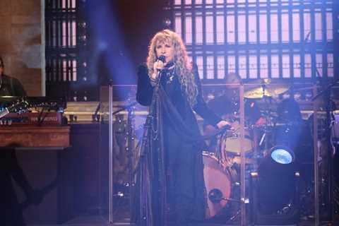 Stevie Nicks Returns to ‘SNL’ With Powerful Performances of ‘The Lighthouse’ & ‘Edge of Seventeen’: ..