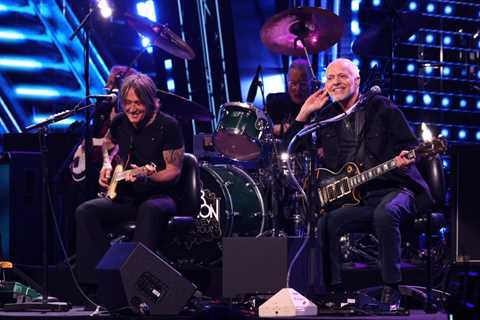 Peter Frampton & Keith Urban Reflect on Shredding Together at 2024 Rock & Roll Hall of..