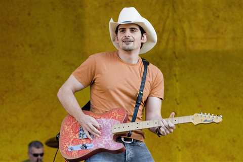 Brad Paisley Performs National Anthem at World Series Game 1