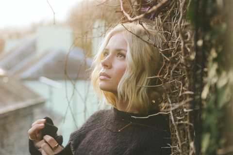 Singer-Songwriter Nina Nesbitt Shares the ‘Honest Truth’ Of Starting Her Own Record Label..