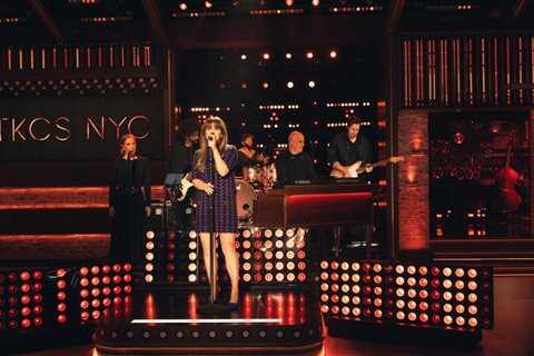 Kelly Clarkson Shows How to ‘Walk Like an Egyptian’ With The Bangles Cover