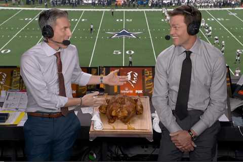 Tom Brady ripped for not actually eating a Turkducken during Fox Thanksgiving broadcast