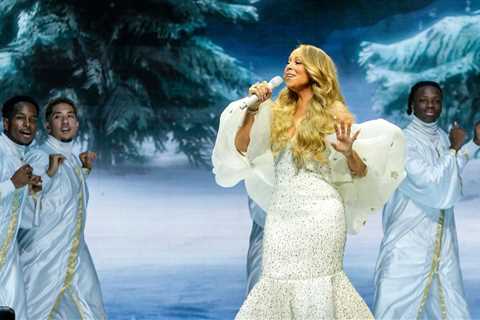 Watch Mariah Carey Find Out On Stage That ‘All I Want For Christmas Is You’ Has Hit No. 1 Again