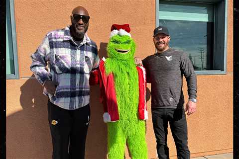 Lamar Odom Hands Out Toys to Kids at LAPD Devonshire PALS Toy Drive