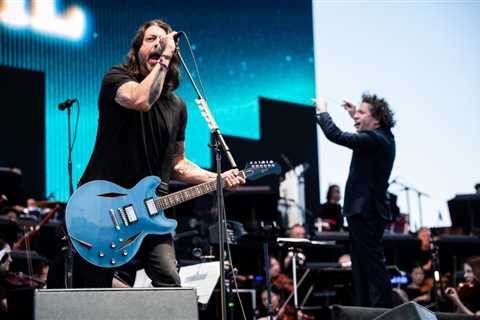 Foo Fighters’ Dave Grohl Performs ‘Everlong’ & More With LA Philharmonic at Coachella 2025
