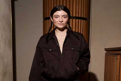 Lorde Previews New Single in NYC After Police Axe ‘Unscheduled’ Pop-Up Appearance