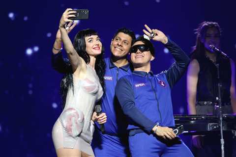 Katy Perry Invites Fans Dressed as Astronauts on Stage at First Lifetimes Show After Space Flight