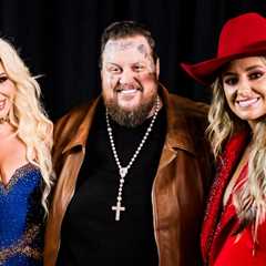 Watch Jelly Roll Pull Bunnie Xo Onstage for Romantic Dance to Lainey Wilson’s ‘4x4xU’