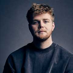 Alex Warren Achieves Rare Chart Feat as ‘Ordinary’ Hits 9th Week as U.K. No. 1