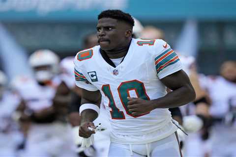 Tyreek Hill curiously leaves Tua Tagovailoa off top QB list in latest Dolphins controversy