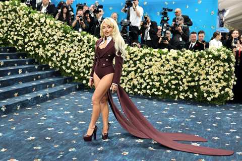 Sabrina Carpenter Hilariously Reacts to Online Criticism of Her 2025 Met Gala Look