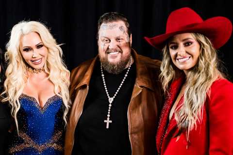 Watch Jelly Roll Pull Bunnie Xo Onstage for Romantic Dance to Lainey Wilson’s ‘4x4xU’