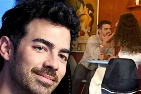 Joe Jonas Grabs Drinks With Mystery Woman in NYC