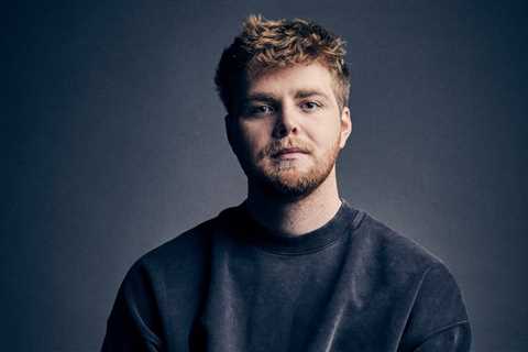 Alex Warren Achieves Rare Chart Feat as ‘Ordinary’ Hits 9th Week as U.K. No. 1