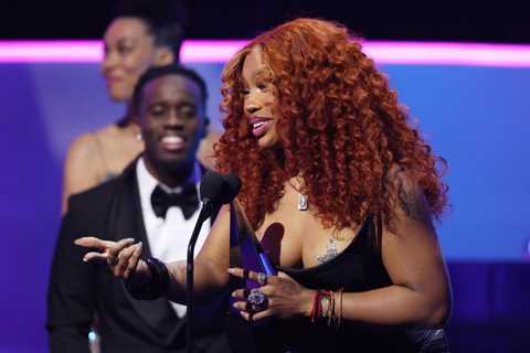 SZA Shouts Out Kai Cenat’s Streamer University During AMAs Acceptance Speech