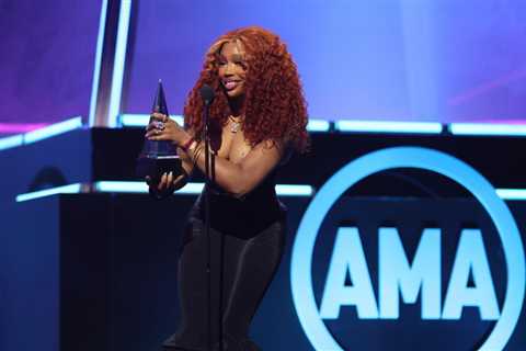 SZA Celebrates Her AMAs Victory by Recreating Kim Kardashian’s Paper Magazine Cover Pose