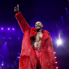 Usher Wonders ‘How the Hell’ Kevin Hart Wore His Red Past Present Future Tour Jacket at 2025..
