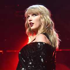 Taylor Swift Surprises Tight End University Crowd With ‘Shake It Off’ Performance