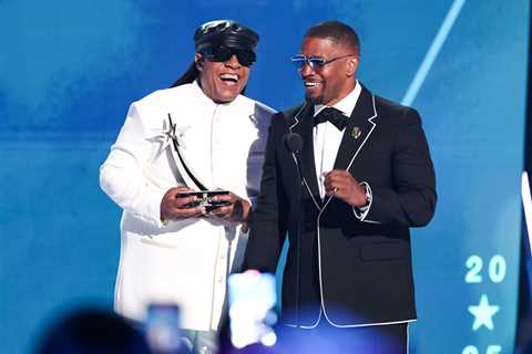 Jamie Foxx Honored by Stevie Wonder & Reflects on Health Scare at BET Awards: ‘You Can’t Go Through ..