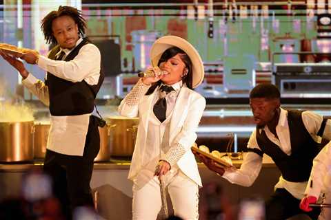 GloRilla Suits Up for ‘Let Her Cook’ & ‘Typa’ With Keyshia Cole at 2025 BET Awards