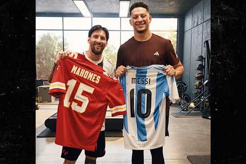 Patrick Mahomes, Lionel Messi Swap Autographed Jerseys After Commercial Shoot