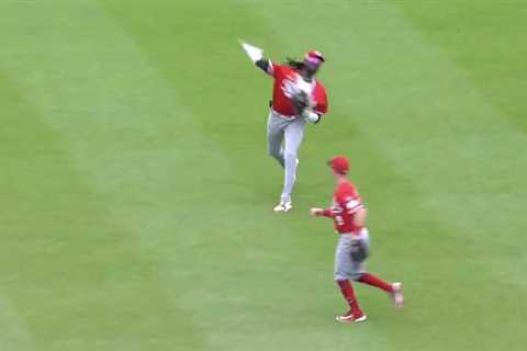 Elly De La Cruz throws out Javier Baez with mind-boggling 98 mph throw