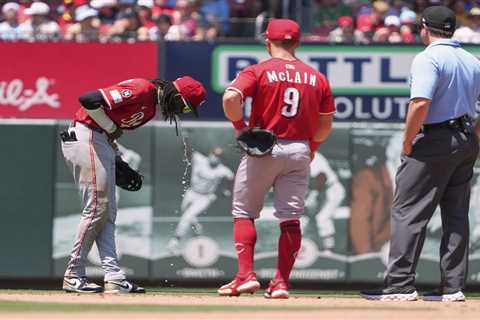 Reds’ Elly De La Cruz vomits, Mariners’ Trent Thornton helped off field as extreme heat stifles MLB ..