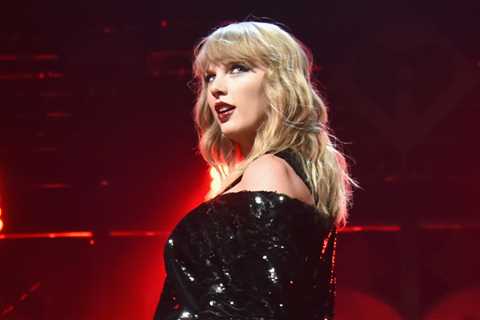 Taylor Swift Surprises Tight End University Crowd With ‘Shake It Off’ Performance