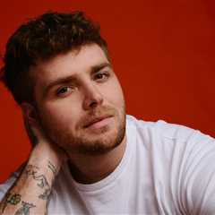 Alex Warren Continues His Dominance on U.K. Charts With His First No. 1 Album
