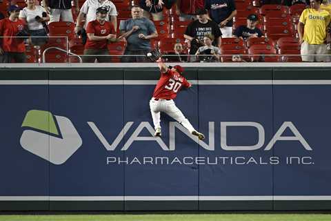 Nationals’ Jacob Young looks like Spider-Man with unreal wall-scaling catch