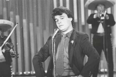 Juan Gabriel’s Voice Resonates Again With ‘Nunca Había Amado Así,’ a Hidden Jewel in His Repertoire