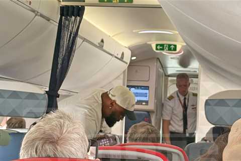 Everson Griffen Seen Grabbing Bags, Walking Off Plane After Incident In Sky