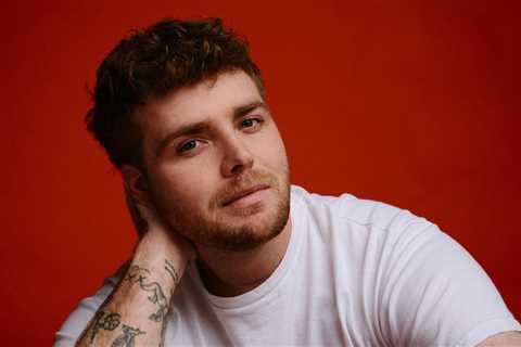 Alex Warren Continues His Dominance on U.K. Charts With His First No. 1 Album