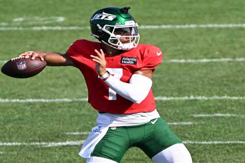 Justin Fields showing no ill affects from his dislocated toe