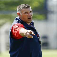 Mike Vrabel bloodied after breaking up Patriots-Commanders training camp fight