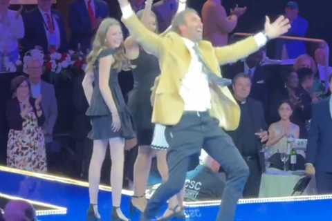 Jared Allen tears pants while doing his sack celebration at Hall of Fame induction