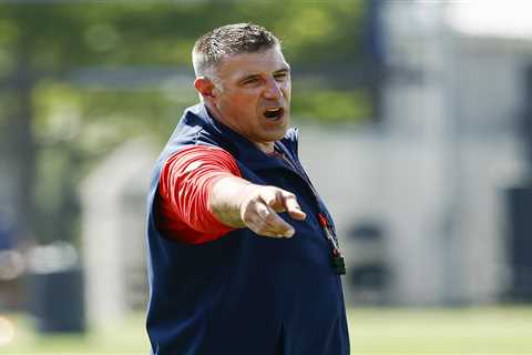 Mike Vrabel bloodied after breaking up Patriots-Commanders training camp fight
