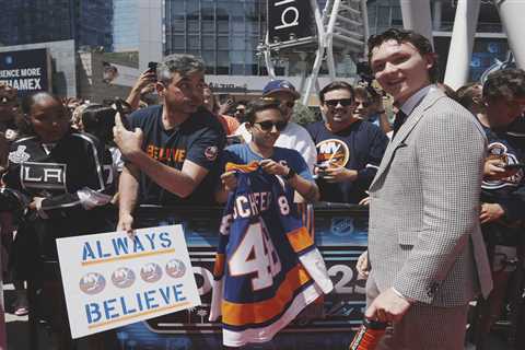 The pluses and perils of the Islanders’ decision to lean into Matthew Schaefer’s stardom