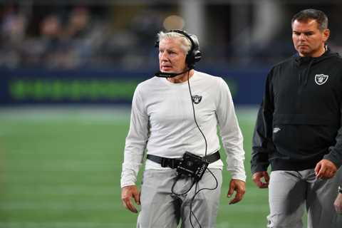 Pete Carroll defends Geno Smith after Raiders QB flips off fan in Seattle return