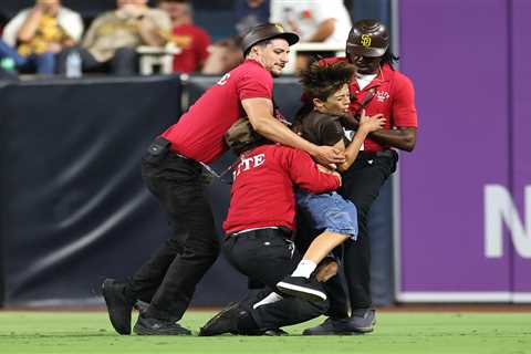 Young kid tackled by Padres security after invading field — and fans were not happy