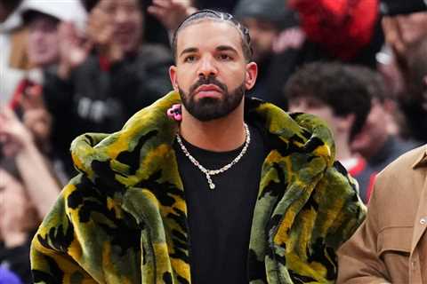 Drake Appears to Show Off 2Pac’s Death Row Records Chain From 1996