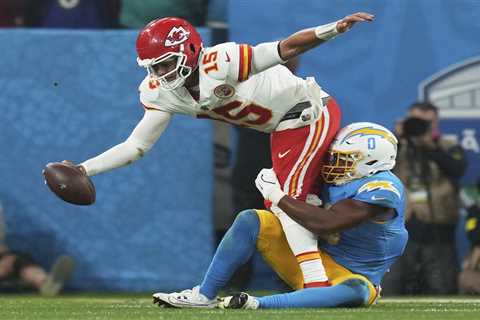 Patrick Mahomes, Travis Kelce were held in check in quiet first half of Chiefs’ season