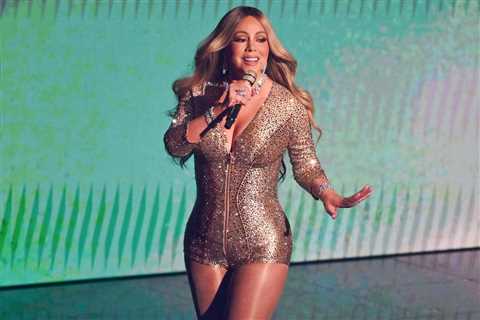 Mariah Carey Delivers Career-Spanning Medley & Receives Video Vanguard Award From Ariana Grande..