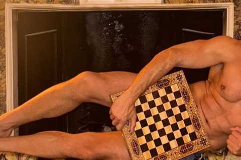 Guess The Hollywood Hunk Goin' Nude In This NSFW Selfie!