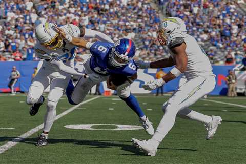 Jaxson Dart briefly exits for concussion check as Russell Wilson fills in after Giants benching