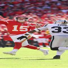 Patrick Mahomes’ trick play in Chiefs’ blowout win stuns Tony Romo: ‘He was faking it!’