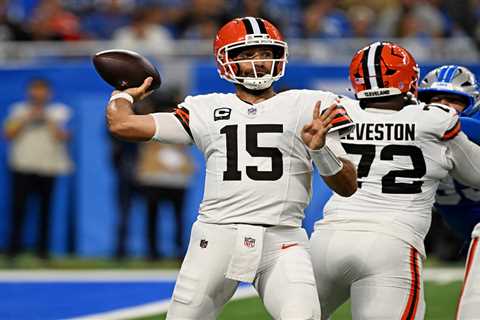 Shedeur Sanders goes into weird mime mode after Browns make QB change