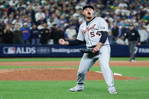 Tigers nip Mariners in 11 innings to steal Game 1 road victory