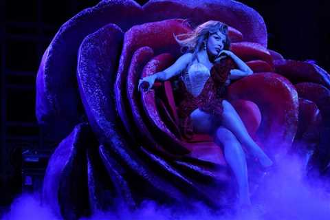 Doja Cat Performs ‘Gorgeous’ & ‘Aaahh Men!’ From ‘Vie’ Album on ‘SNL’: Watch